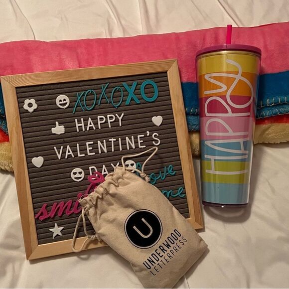 Not so mystery Mystery Box Happy items - Picture 1 of 7